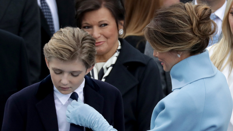 Melania Trump ajuste la cravate de Barron Trump