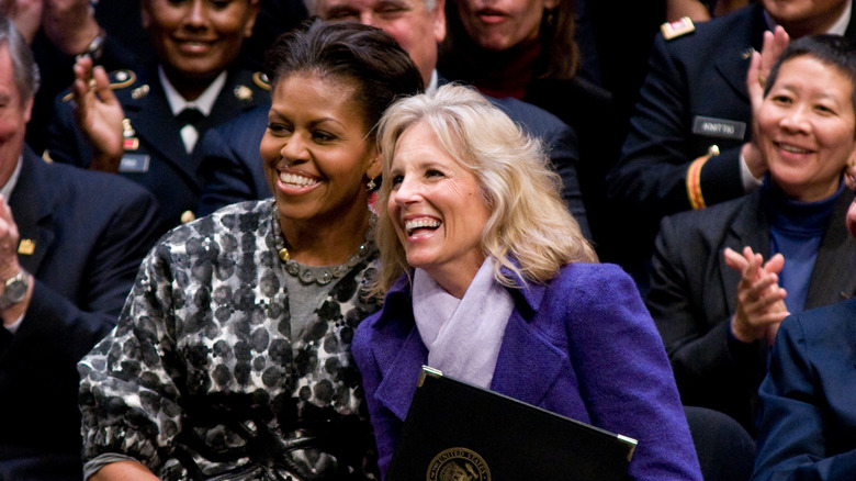 Michelle Obama et Jill Biden rient ensemble