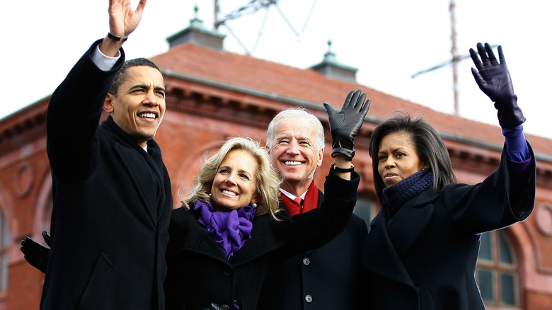 Les Obama et les Biden saluent