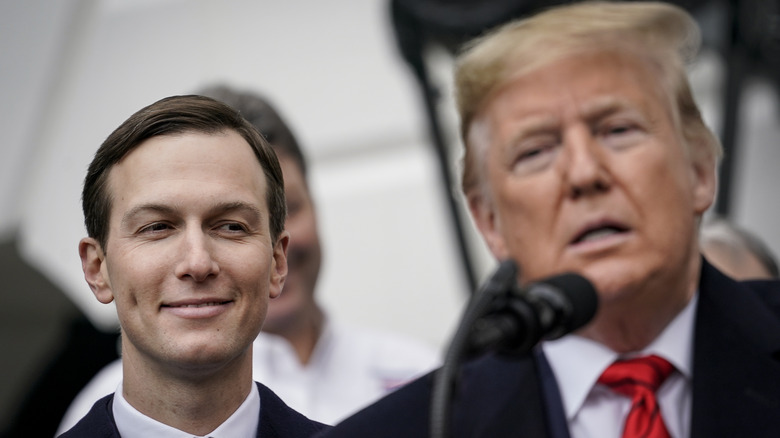 Jared Kushner souriant à Donald Trump