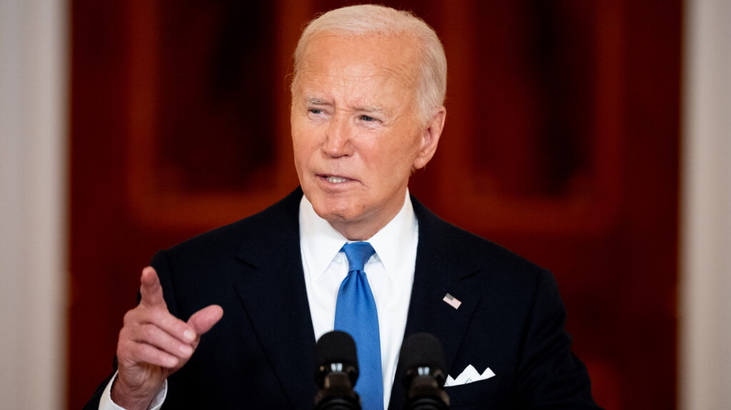 L'échec bizarre de Joe Biden avec son bronzage orange fait que tout le monde le traite d'imitateur de Trump