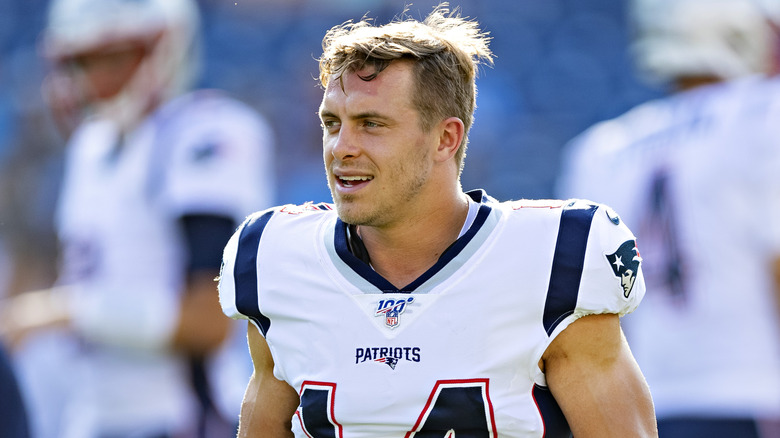 Braxton Berrios marchant avec un maillot des New England Patriots