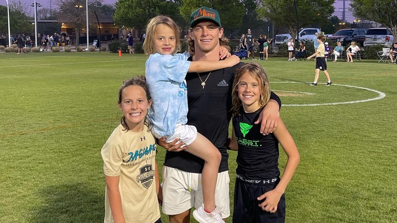 Braxton Berrios pose avec sa famille