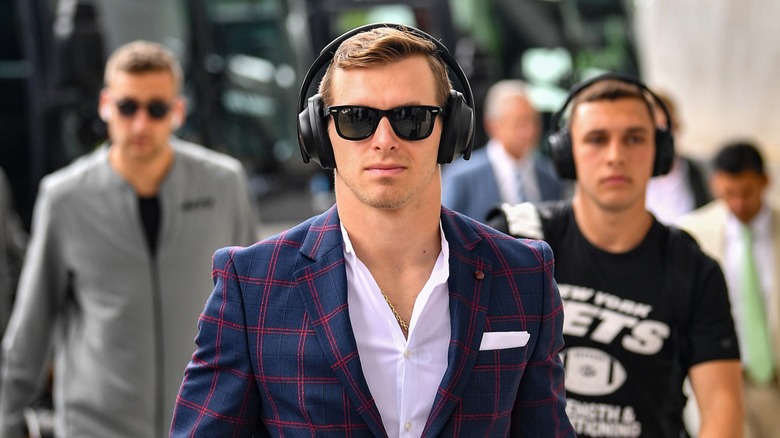 Braxton Berrios marche avec des écouteurs sur les oreilles