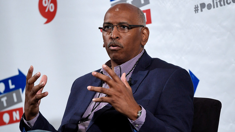 Michael Steele fait des gestes avec les mains