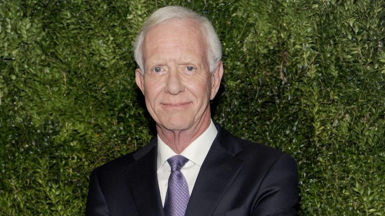  Sully Sullenberger avec en arrière plan de la verdure