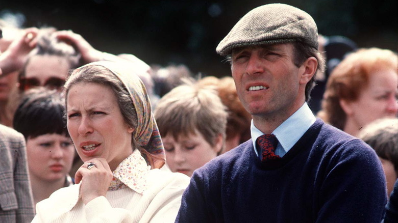 La princesse Anne et Mark Phillips debout ensemble