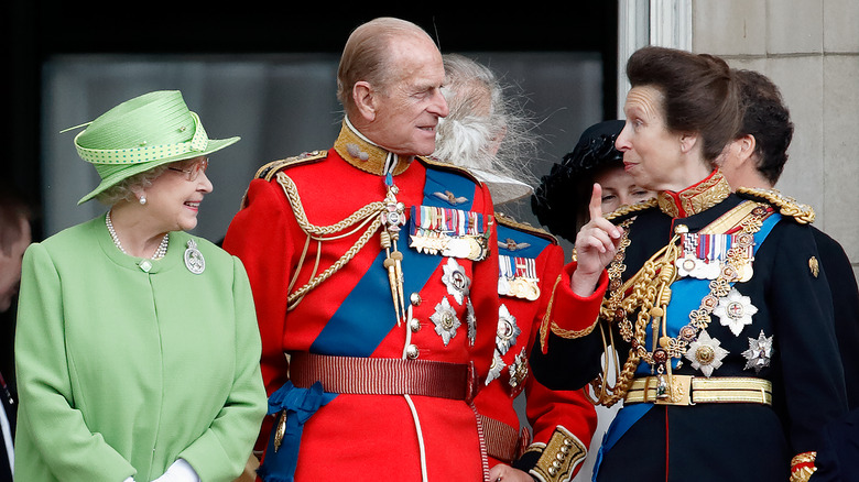 La reine Elizabeth II, le prince Philip et la princesse Anne discutent