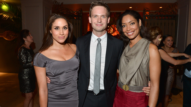 Meghan Markle, Patrick J. Adams et Gina Torres posent