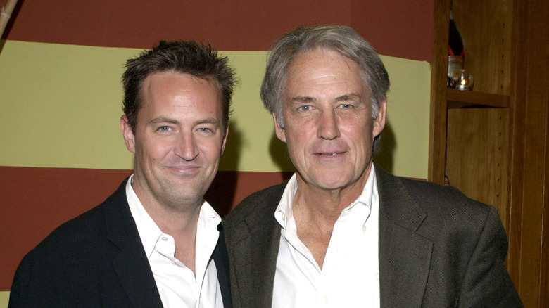 Matthew Perry et John Bennett Perry souriant