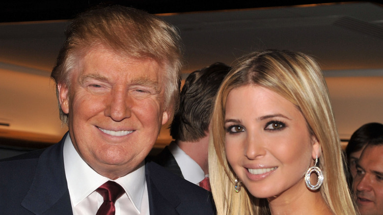 Donald et Ivanka Trump sourient