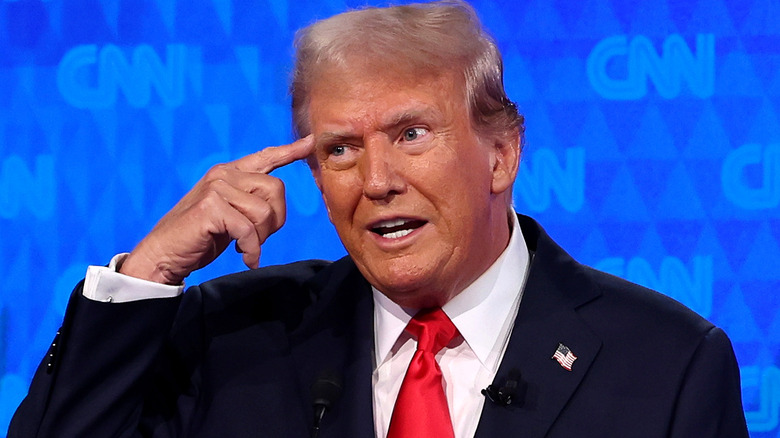 Donald Trump pointant sa tête