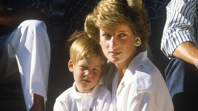 La princesse Diana tenant le prince Harry 