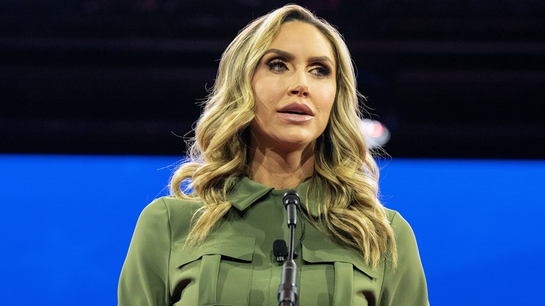 Lara Trump derrière le micro