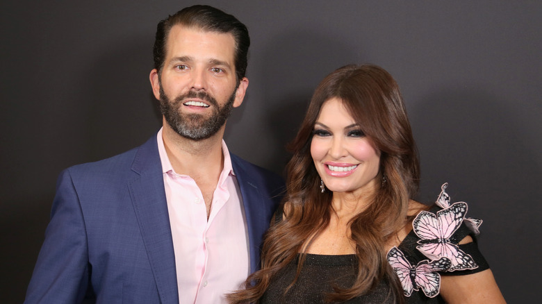 Donald Trump Jr. et Kimberly Guilfoyle posant