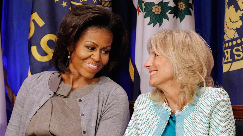 Michelle Obama et Jill Biden se sourient