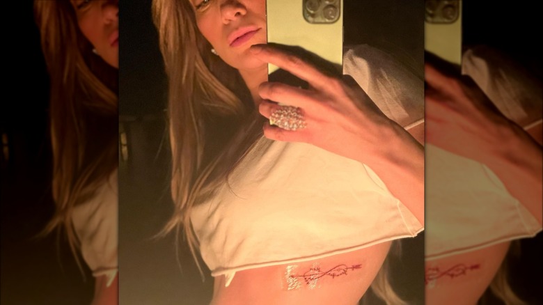 Jennifer Lopez montre son tatouage