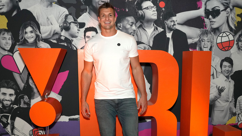 Rob Gronkowski portant un t-shirt blanc et un jean