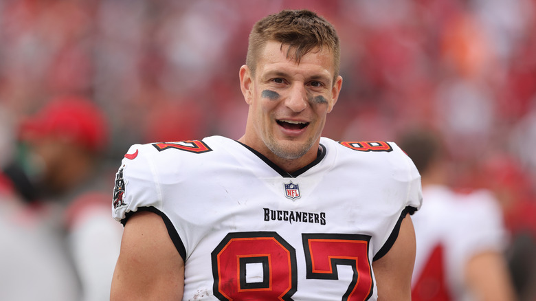 Rob Gronkowski portant un maillot de football blanc et rouge des Buccaneers