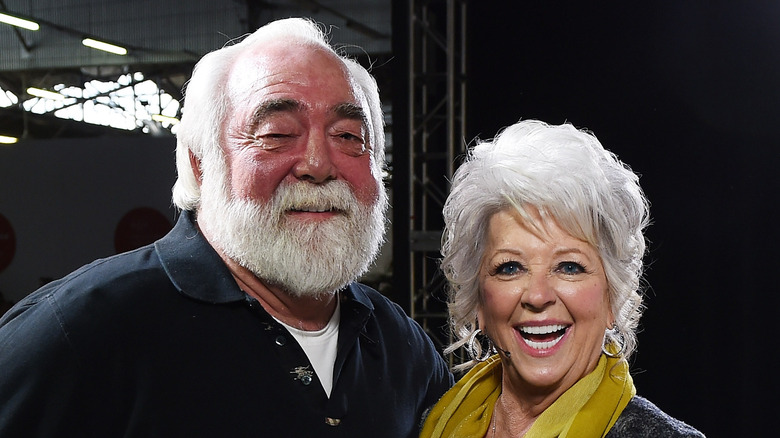 Paula Deen et Michael Groover posent