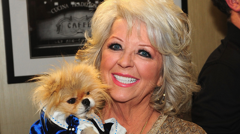 Paula Deen tient un chien