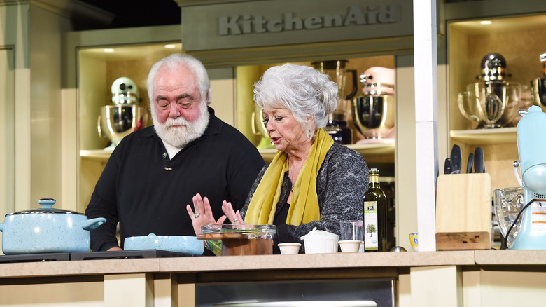 Michael Groover et Paula Deen en train de cuisiner