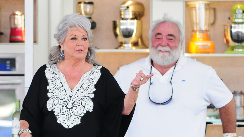 Paula Deen parle aux côtés de Michael Groover