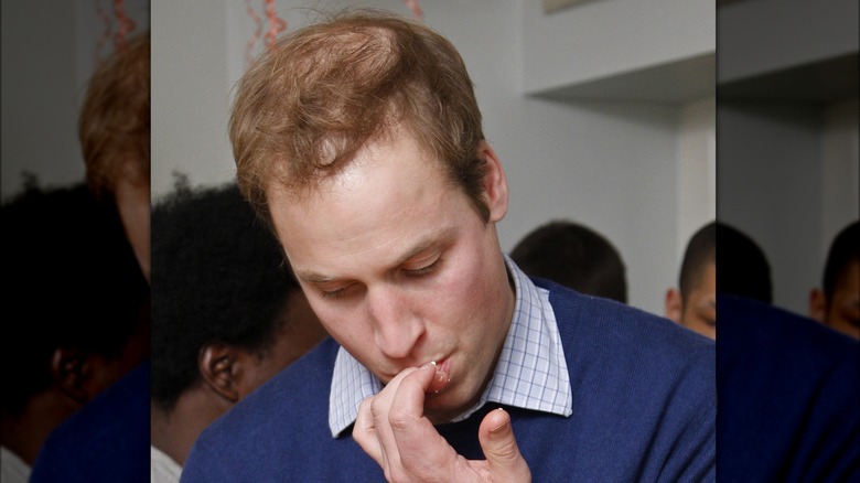 Le prince William se lèche les doigts