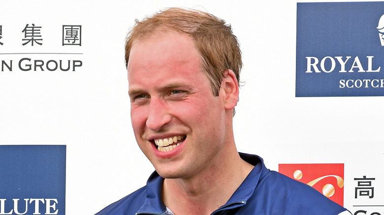 Polo Prince William souriant