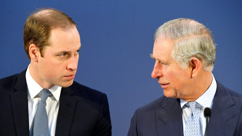 Le prince William et le roi Charles parlent