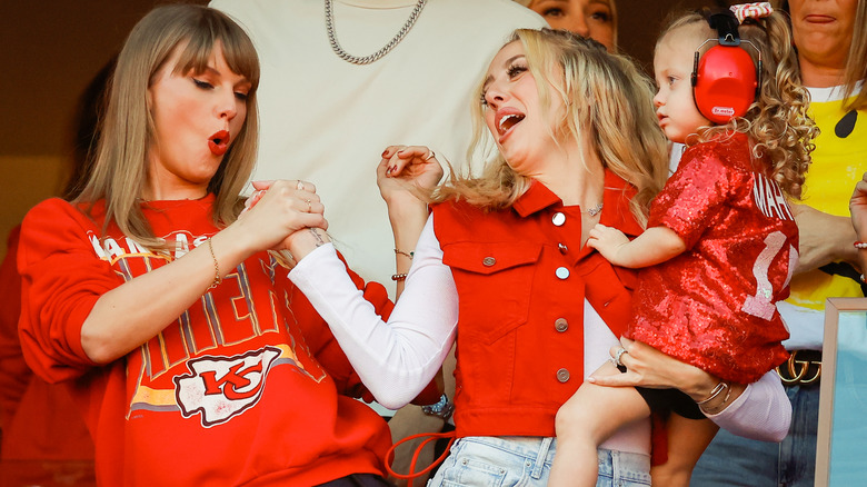 Taylor Swift et Brittany Mahomes lors d'un match de la NFL