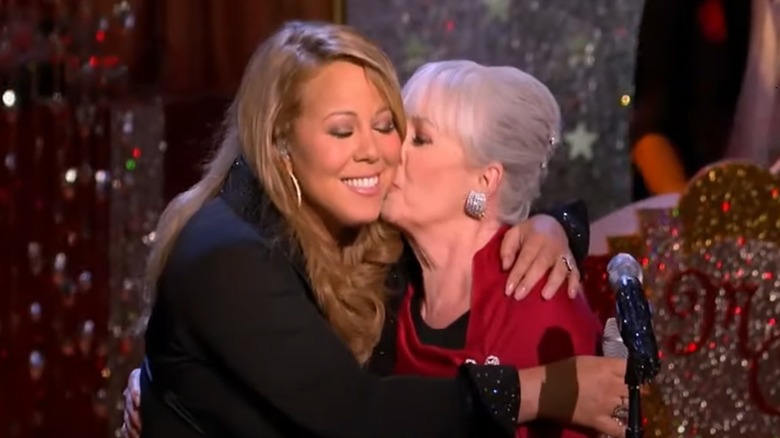 Patricia Carey embrasse Mariah Carey