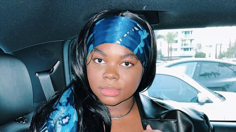 Cori Broadus avec un foulard sur la tête