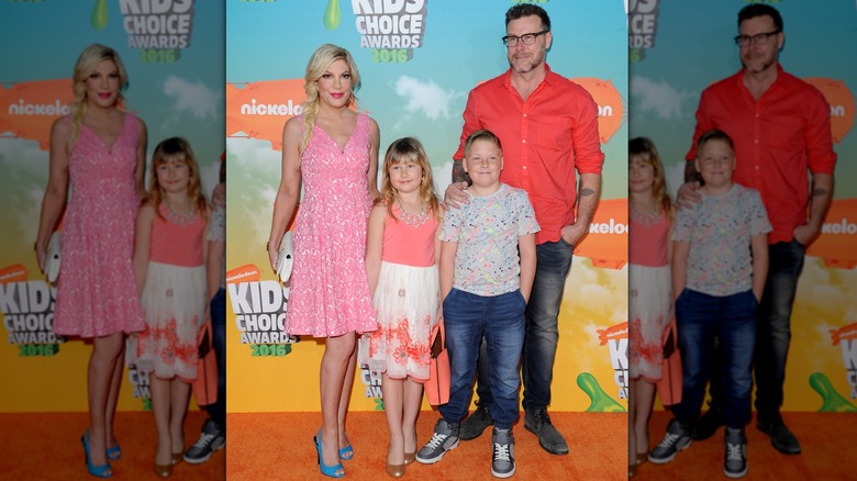 Liam et sa famille posent sur le tapis rouge pour les Kids Choice Awards 2016