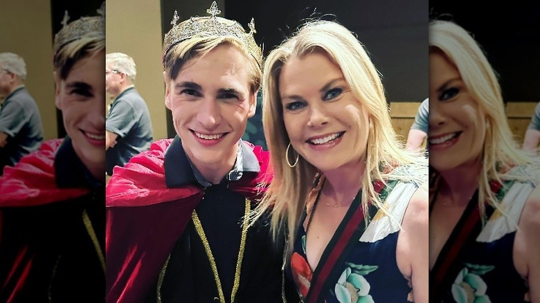 Alison Sweeney et son fils lors d'une pièce de théâtre