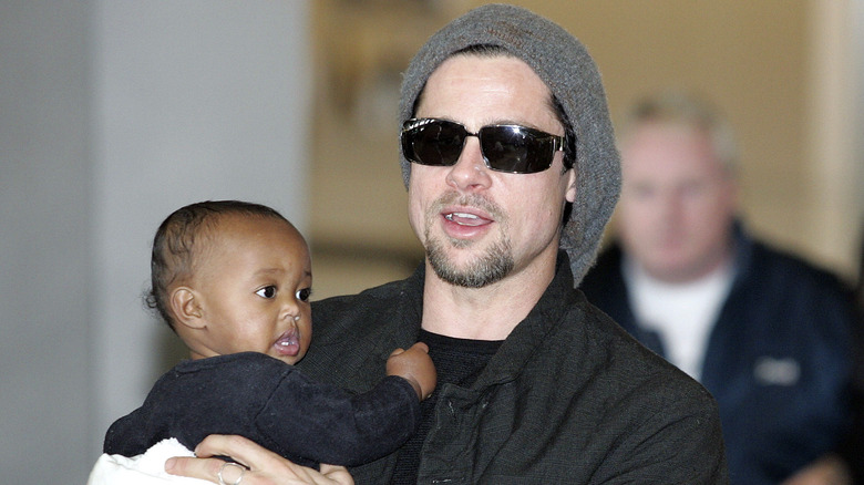 Brad Pitt tient le bébé Zahara dans ses bras