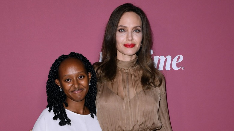 Zahara Jolie-Pitt embrasse Angelina Jolie