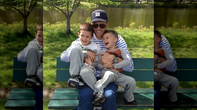 Tom Brady et ses fils assis sur un banc