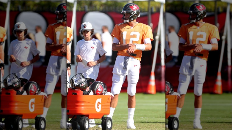 Jack Brady portant une casquette des Buccaneers