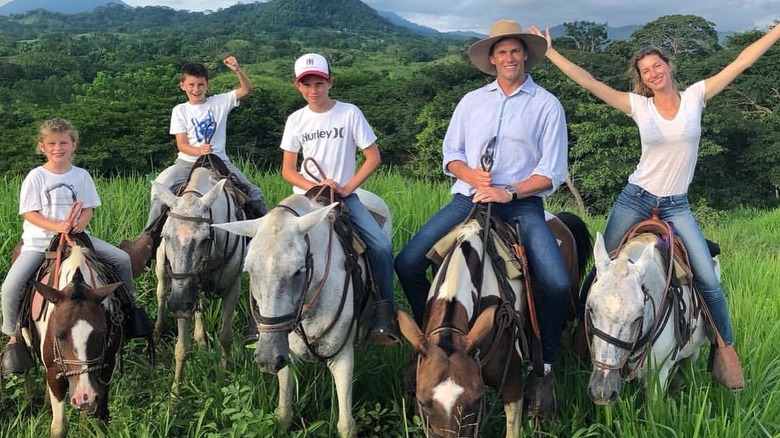 Tom Brady et sa famille à dos d'âne