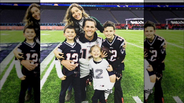 Tom Brady et sa famille posant dans un stade de football