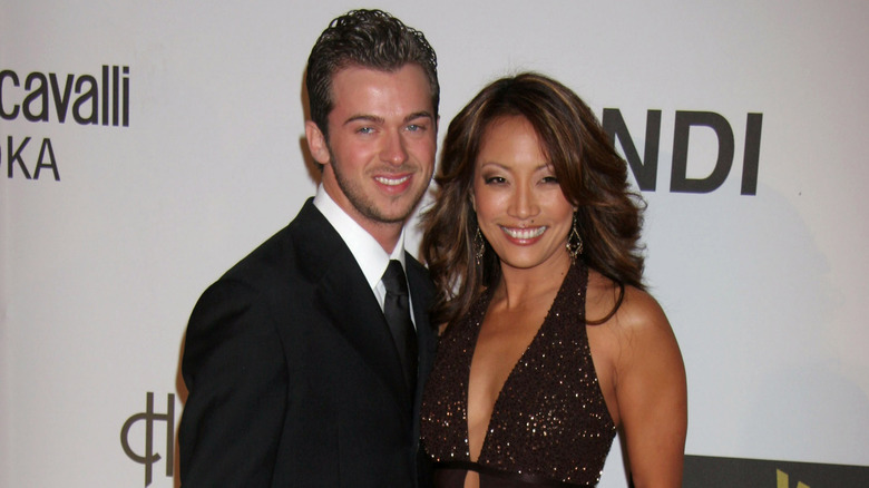 Artem Chigvintsev et Carrie Ann Inaba posent