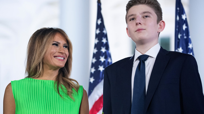 Melania Trump regarde Barron Trump