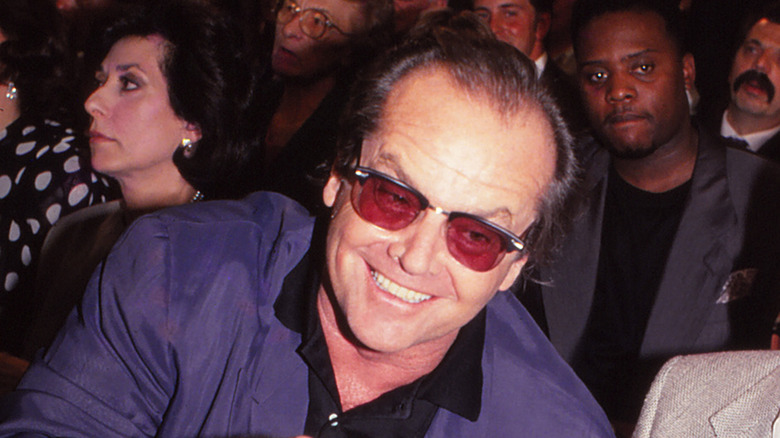 Jack Nicholson porte des lunettes de soleil teintées en rouge