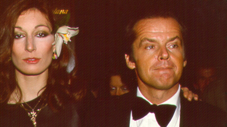 Anjelica Huston et Jack Nicholson marchant ensemble