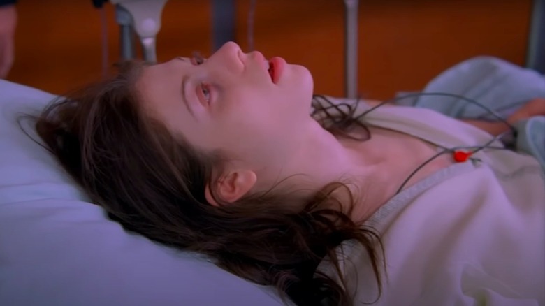 Michelle Trachtenberg dans un lit d'hôpital pendant une scène de House