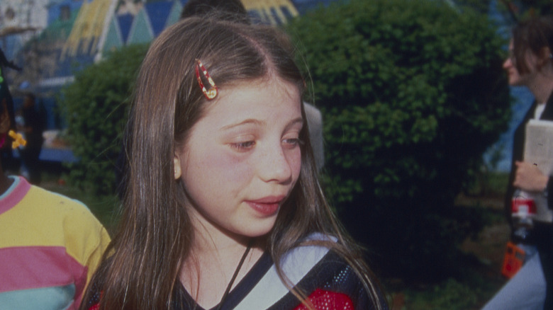 Michelle Trachtenberg enfant avec une barrette dans les cheveux