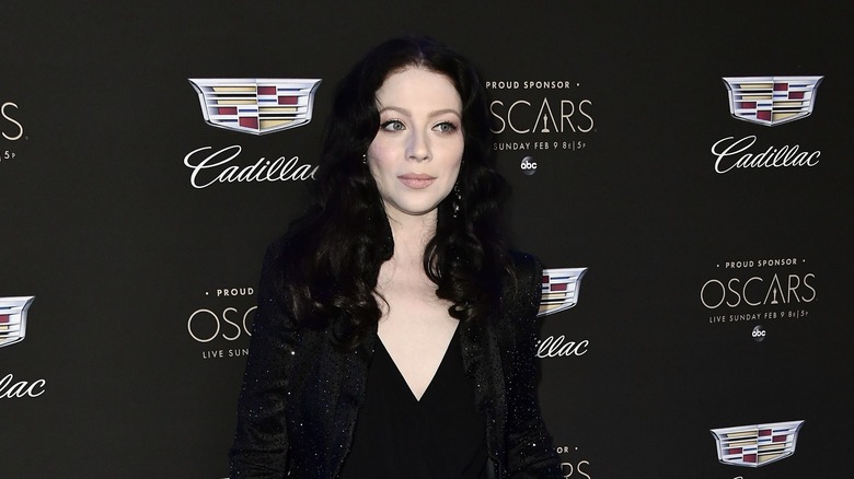 Michelle Trachtenberg en noir sur le tapis rouge lors d'un événement en 2020