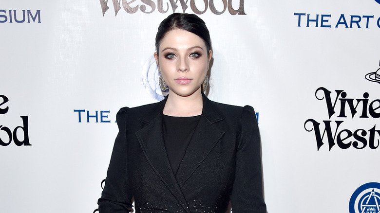 Michelle Trachtenberg avec les cheveux tirés en arrière lors de l'événement Art of Elysium