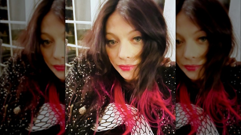 Michelle Trachtenberg pose pour un selfie sur Instagram